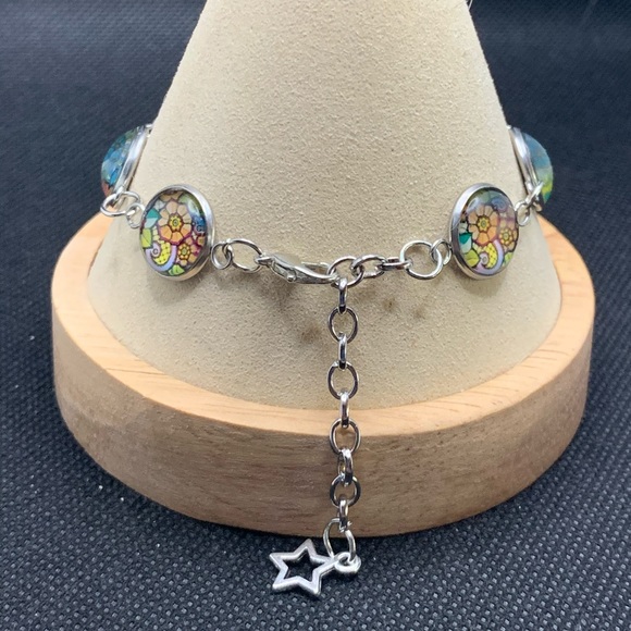 SOLD ELSEWHERE‼️ Floral-Themed Bracelet in Spring Colors with Dangly Star Chain - Picture 5 of 9